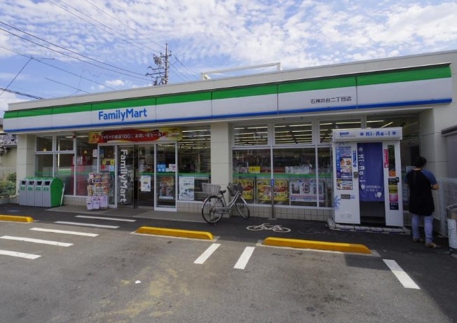 コンビニ　ファミリーマート 石神井台二丁目店（コンビニ）まで317m