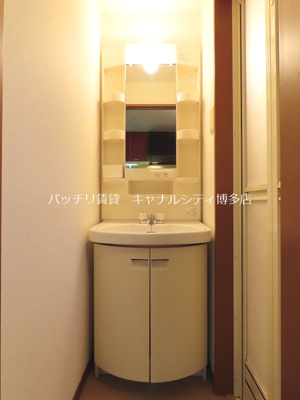 洗面設備　画像は別号室タイプの為、床や壁の色等が異なる場合は現況を優先