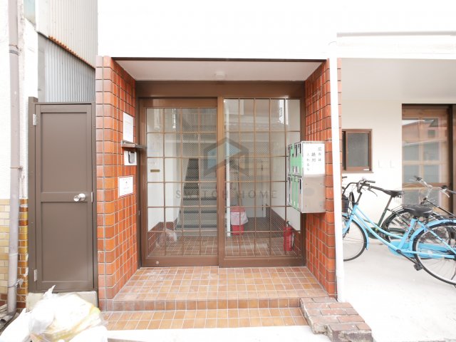 エントランス　建物の内部です