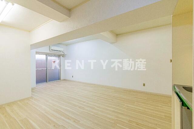 その他部屋・スペース　開放的な寝室です