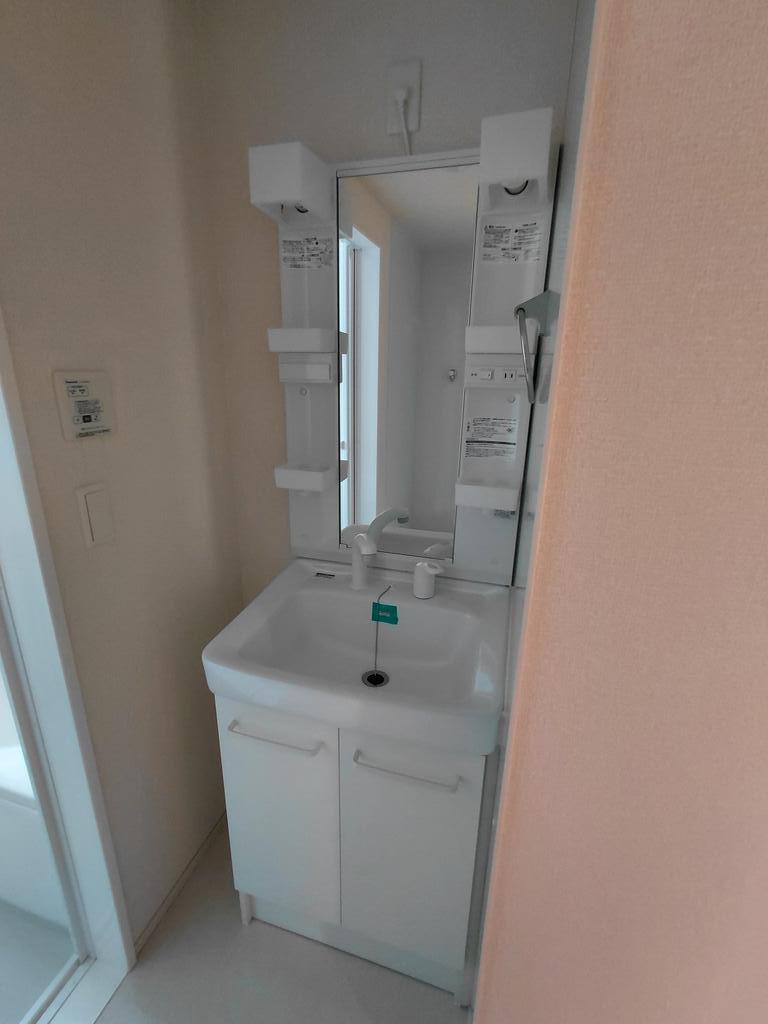 洗面設備　（参考）他室の写真を使用しています。現況優先となります。