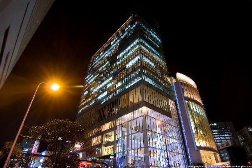 ショッピングセンター　ヒルトンプラザ イースト(吉本ビルディング)（ショッピングセンター）まで594m