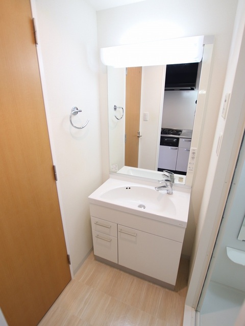 洗面設備　広いシンクの独立化粧洗面台です☆