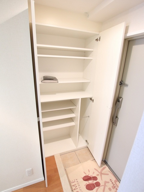 玄関　玄関横には靴収納スペースがあります☆
