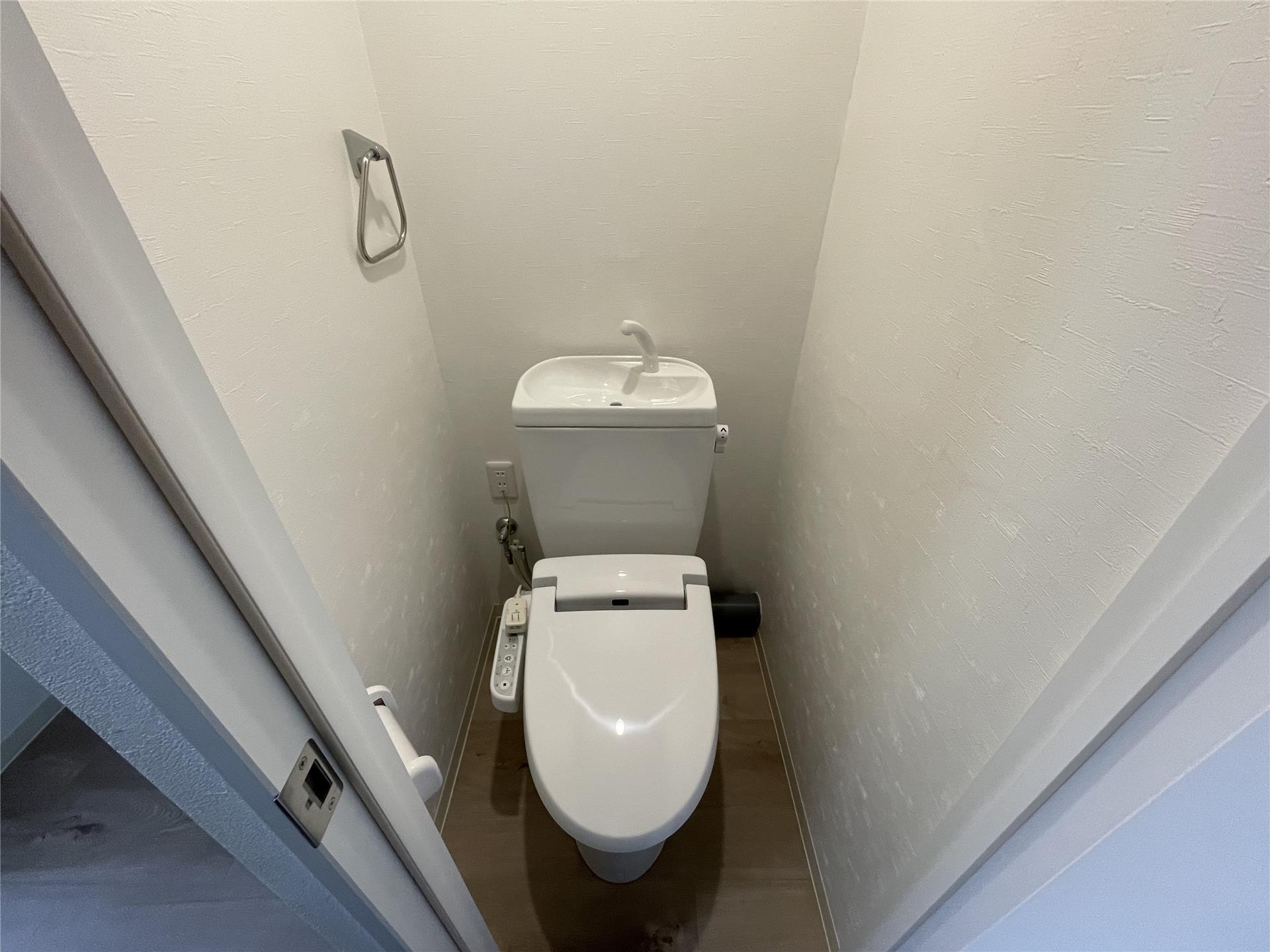 トイレ　ウォシュレット便座付きのトイレです