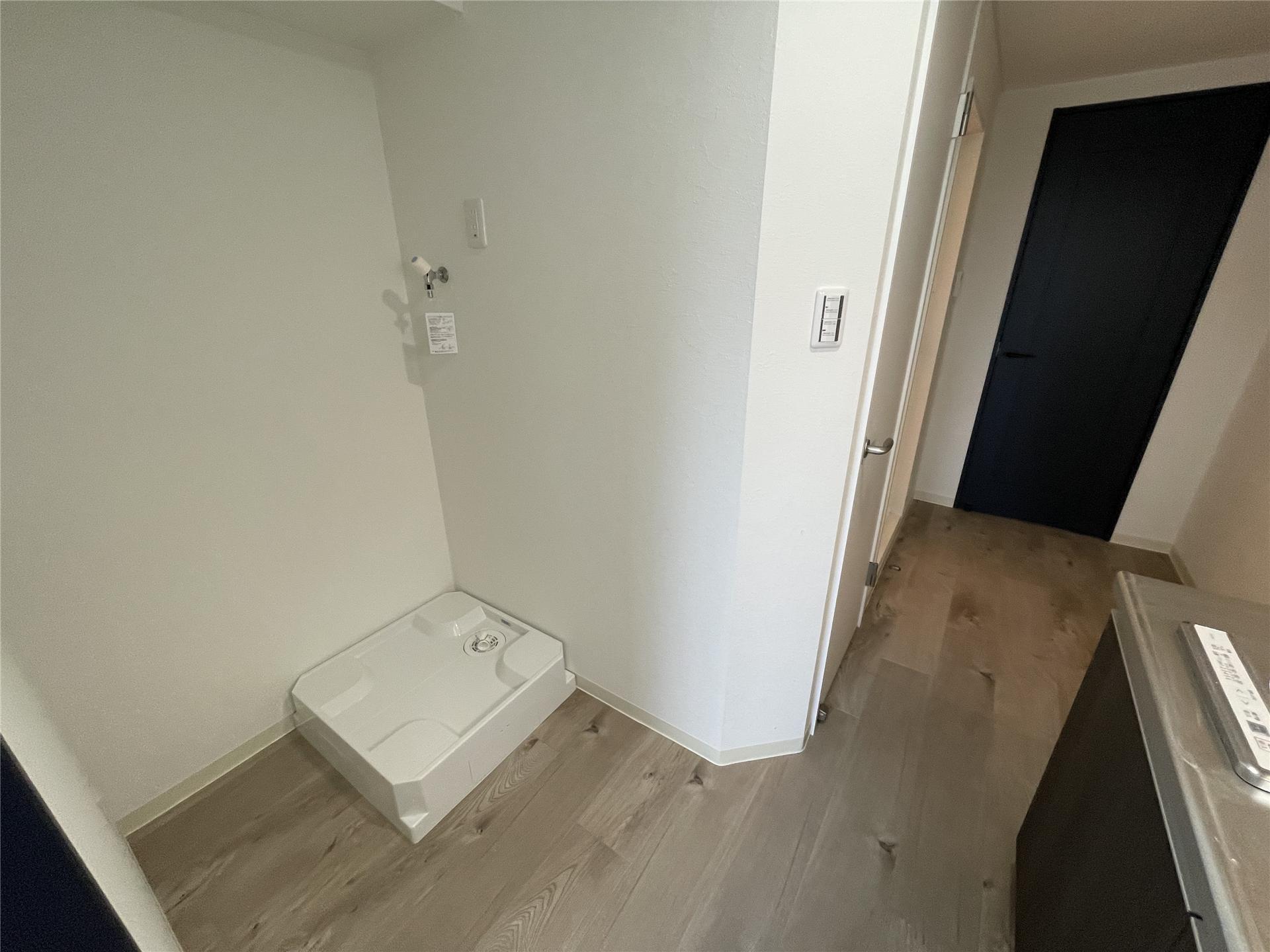 その他設備　洗濯機置場の横には収納棚などが設置できるスペースがあります