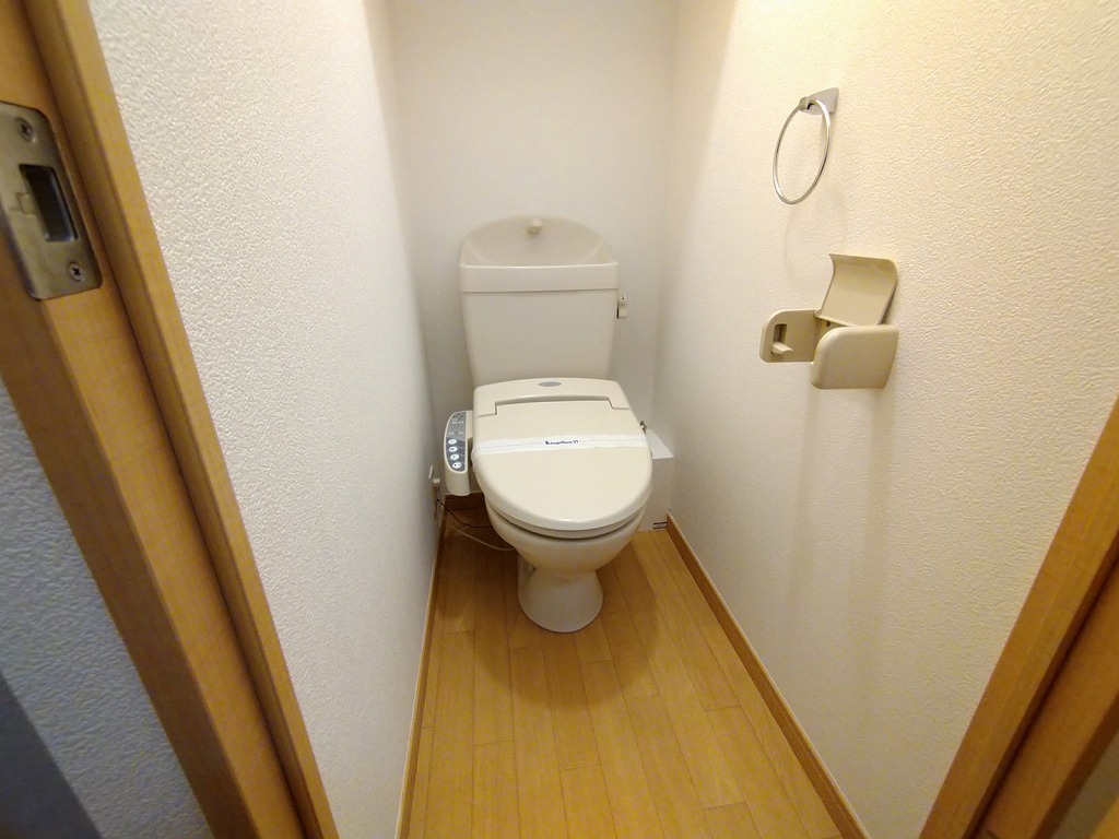 トイレ　温水洗浄便座付きです