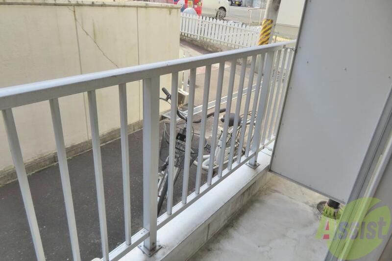 バルコニー　お天気の良い日は布団も干せてポカポカです。