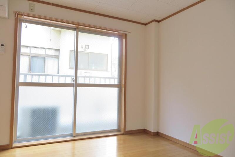 居室・リビング　南向きの日差しが入る開放感いっぱいの洋室です。