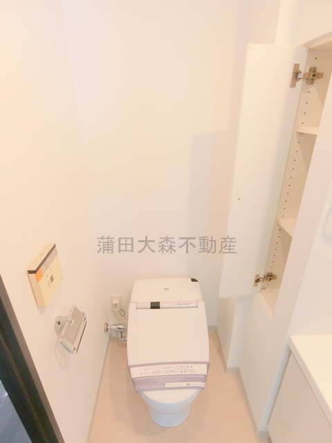 トイレ　棚収納と温水洗浄便座付きタンクレストイレ