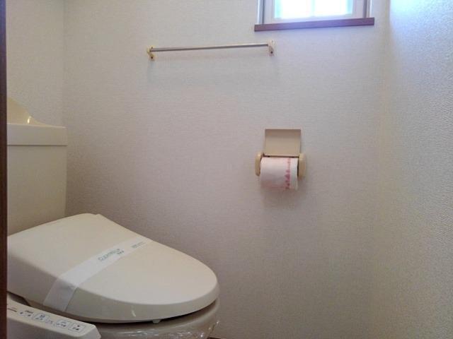 トイレ　★窓付きで換気がしやすい★