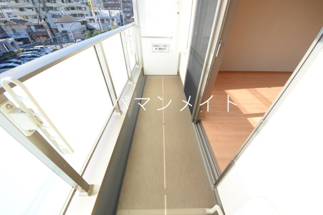 バルコニー　暖かな日差しのふりそそぐバルコニー