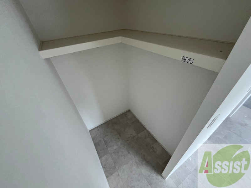 収納　こちらの収納にはハンガーをかけて服もしまえますね。