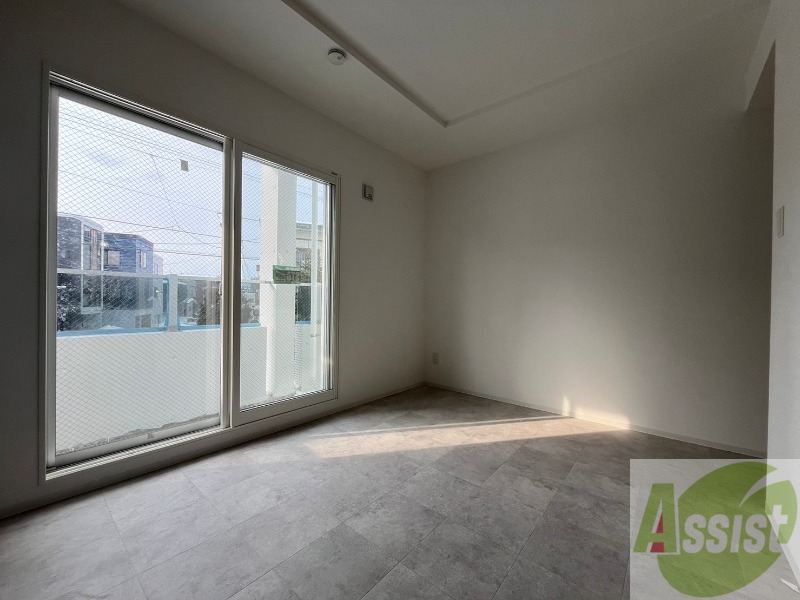 居室・リビング　フローリングと壁のカラーが明るい雰囲気ですね！