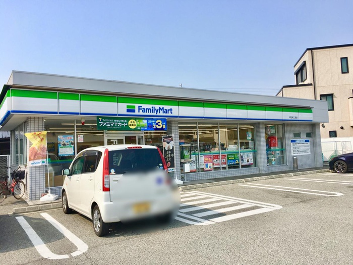 コンビニ　ファミリーマート（コンビニ）まで1100m