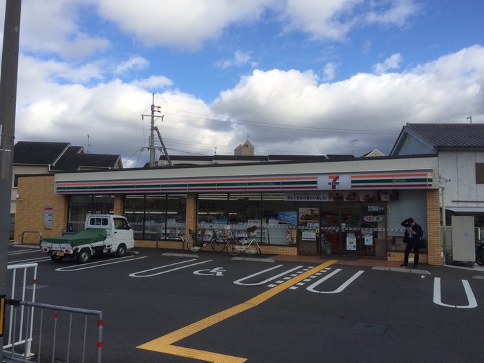 コンビニ　セブンイレブン伊加賀西町（コンビニ）まで600m