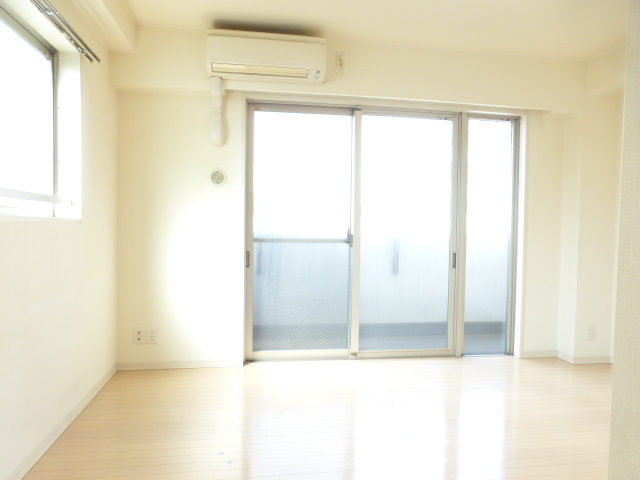 居室・リビング　同マンション別部屋参照。