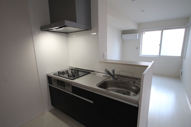 キッチン　システムキッチン３口コンログリル付き