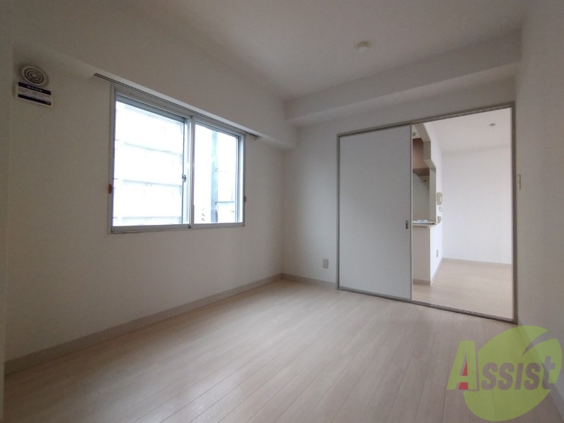 その他部屋・スペース　寝室はこちらです。光が差し込む、温かみのあるお部屋です。