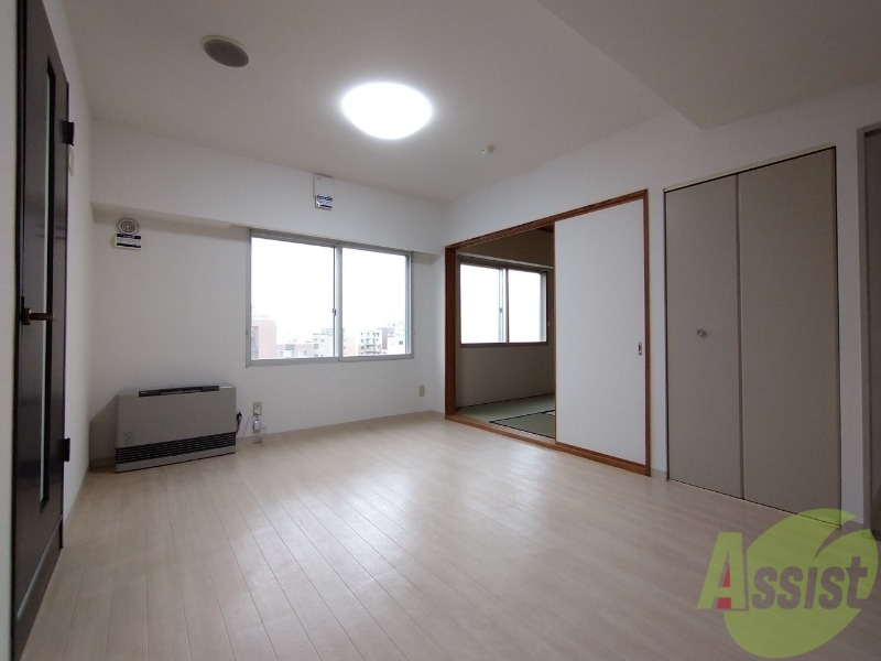 居室・リビング　リビングです。窓が大きくて明るいですね！