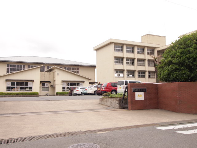 中学校　糸島市立前原西中学校（中学校）まで468m