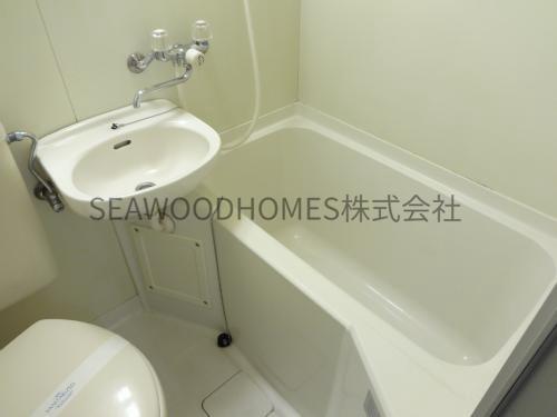 バス・シャワールーム　清潔感のあるバストイレ