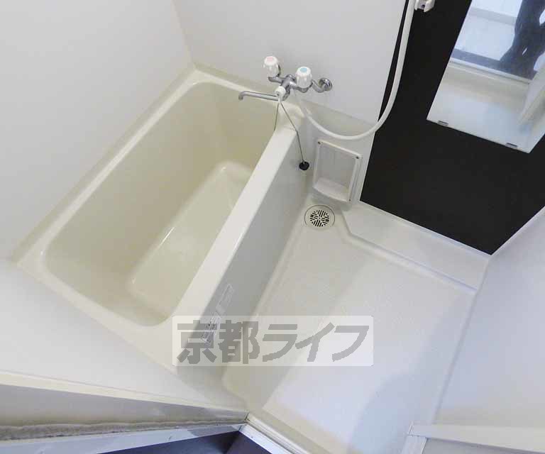 バス・シャワールーム　広々とした浴室です。