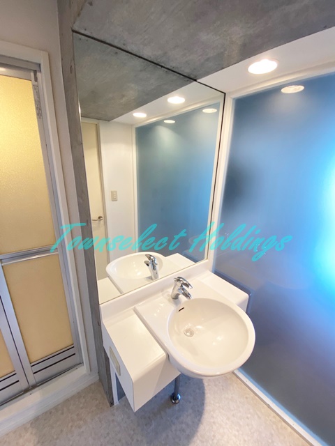 洗面設備　明るい洗面所です