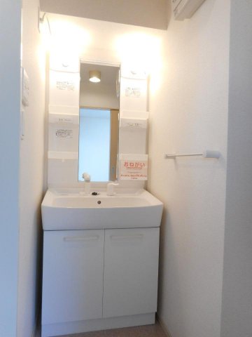 洗面設備　明るい洗面所です