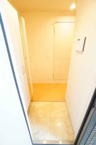 玄関　※同物件・反転タイプの写真です。