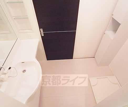 洗面設備　大きな鏡の洗面化粧台