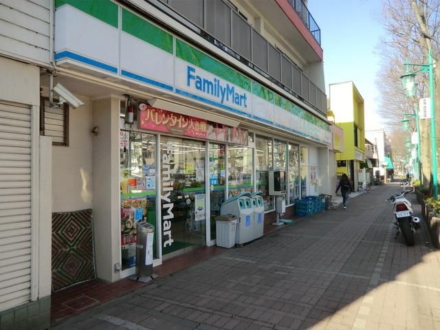 コンビニ　ファミリーマート（コンビニ）まで680m