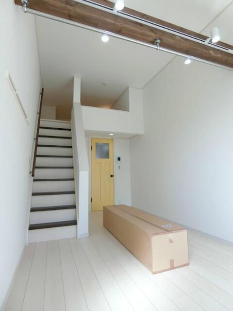 居室・リビング　ロフトへは珍しい階段タイプ！