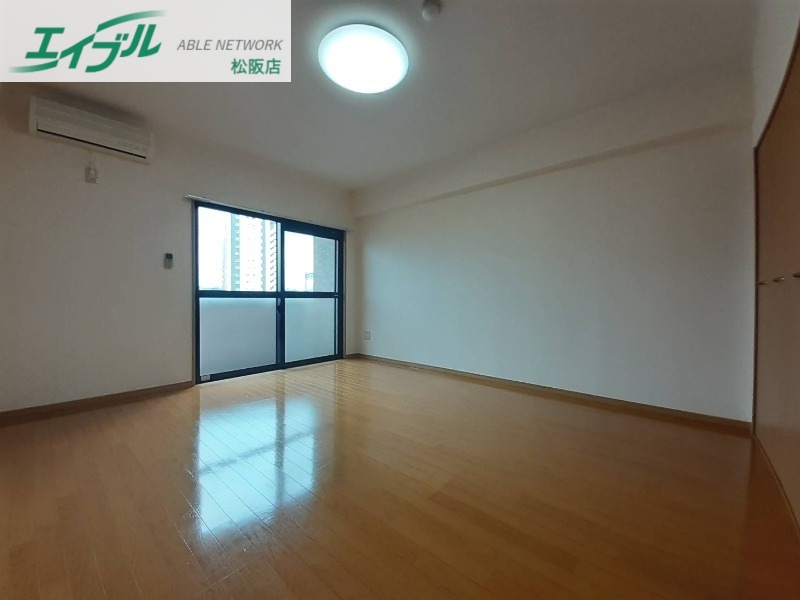 居室・リビング　同物件別室のものです。