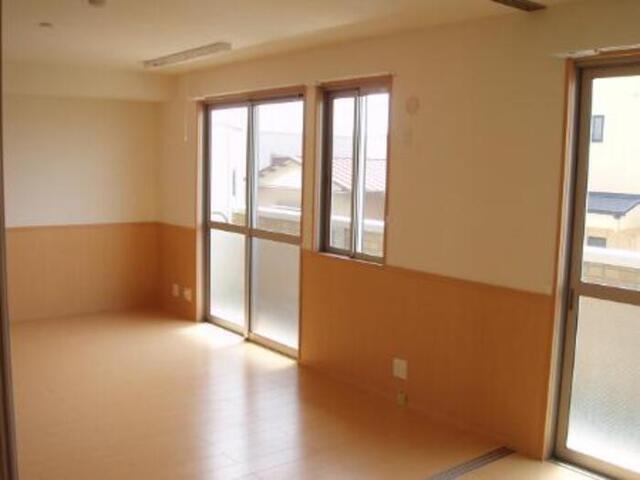 居室・リビング　２～５号室室内