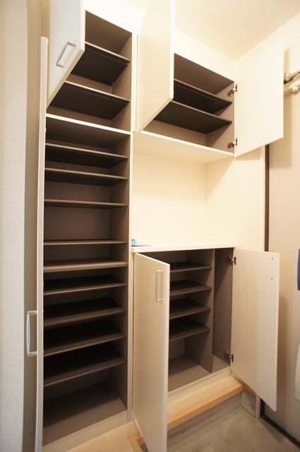 その他設備　玄関には大きな下駄箱が設置されています