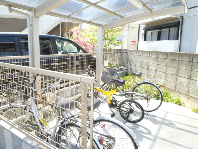 その他共有部分　雨の日でも安心して停められる屋根付駐輪場☆