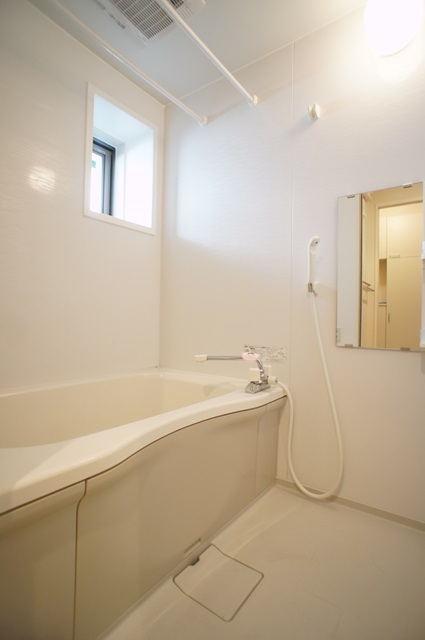 バス・シャワールーム　浴室乾燥機能付きで雨の日のお洗濯物も助かります