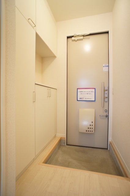 玄関　玄関には下駄箱があるのでスッキリとした空間を保てます