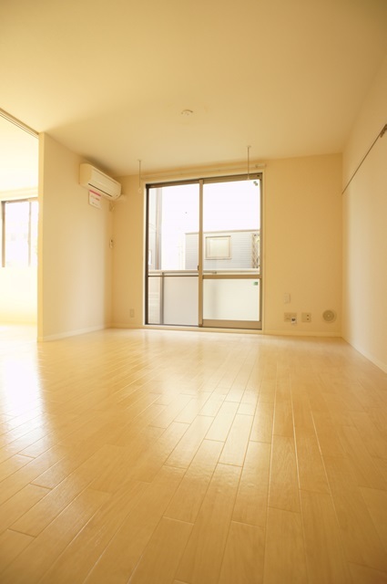 居室・リビング　広々とした明るいリビングは憩いの空間です