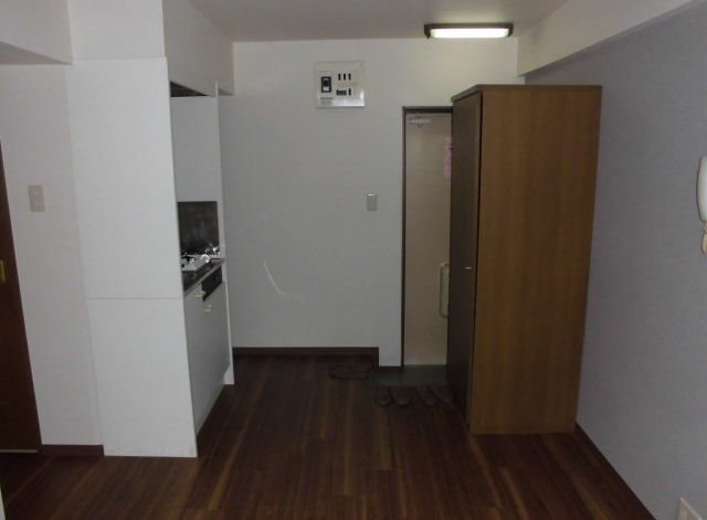 居室・リビング　同建物別号室の写真です。