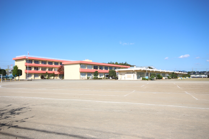 小学校　筑西市立新治小学校（小学校）まで954m