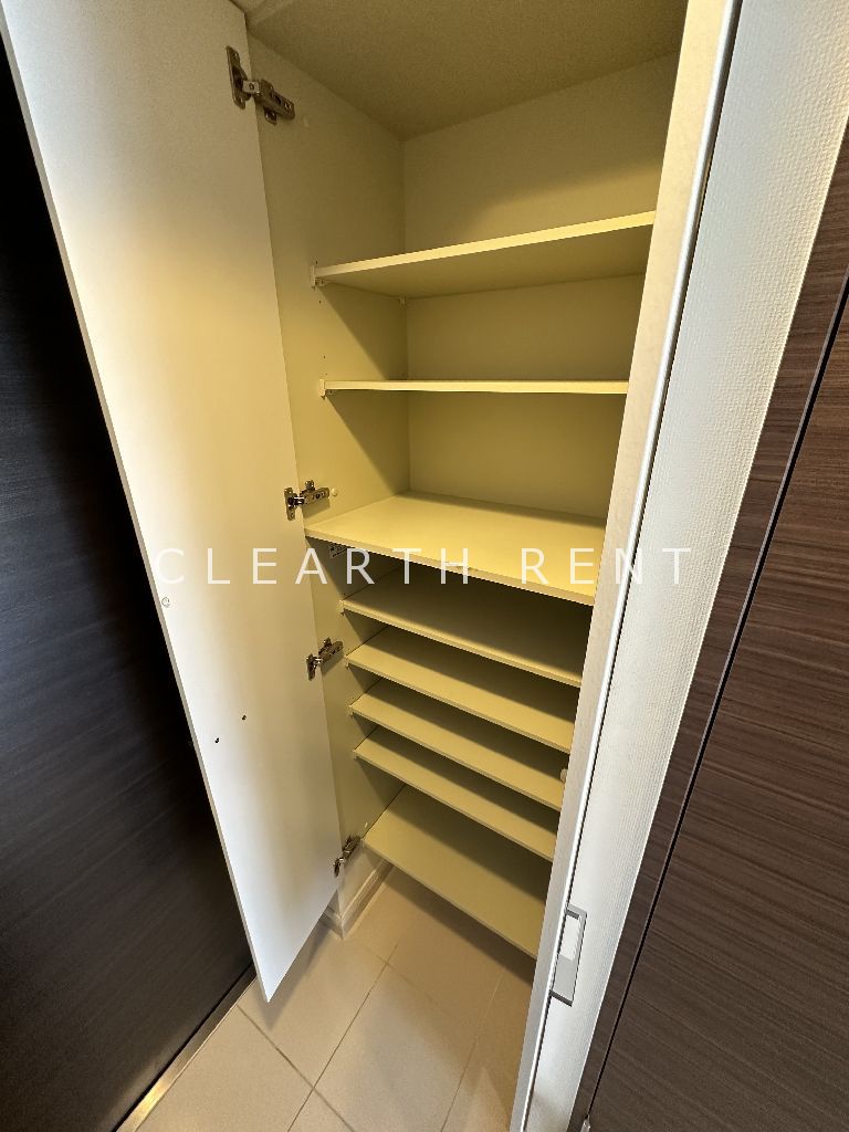 玄関　トール型下足入れ