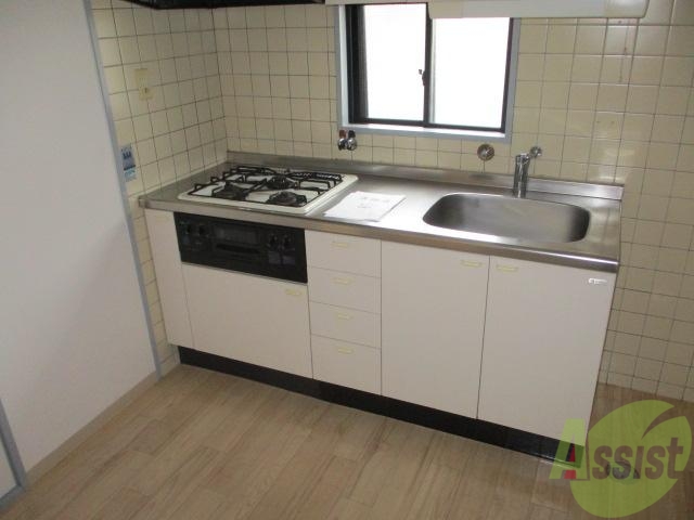 キッチン　３口コンロ付きでいいですねー