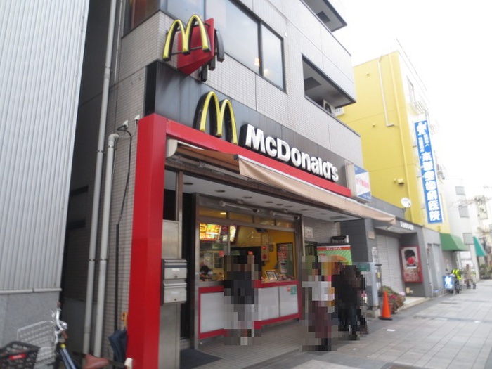飲食店　マクドナルド久里浜駅前店（飲食店）まで574m