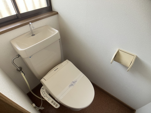 トイレ　温水洗浄便座は残置物。