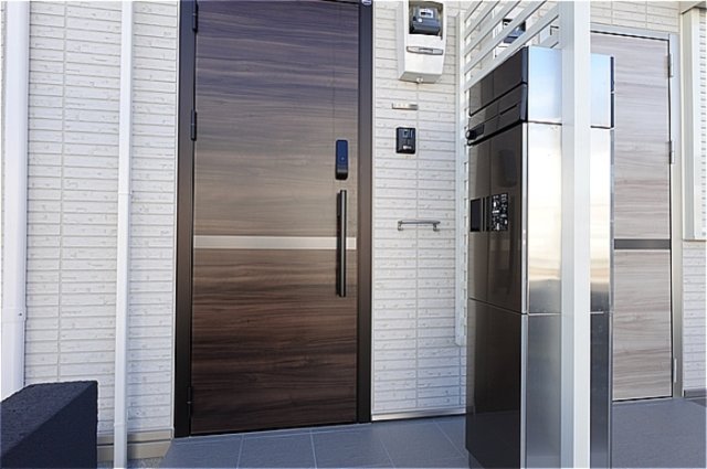 玄関　各戸ポスト一体型宅配ボックス付きの玄関