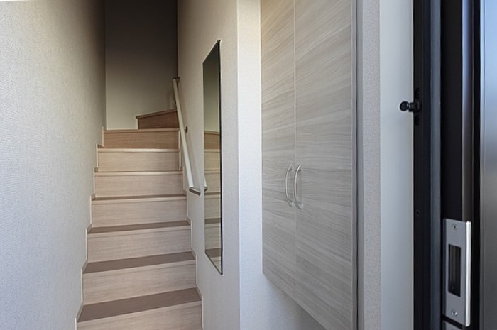 収納　シューズボックスとミラー