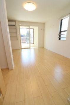 居室・リビング　13.2帖の広々とした洋室です。