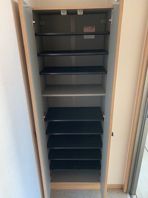 玄関　収納たっぷりの下駄箱付